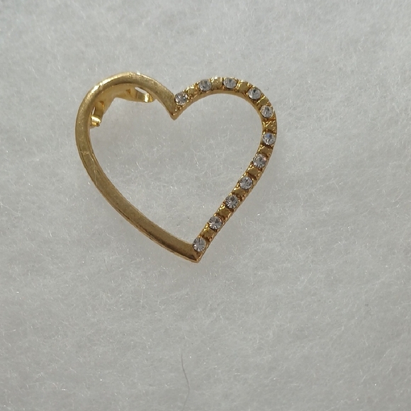 Elegant Gold Heart-Shaped Charm - Picture 2 of 6